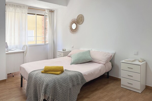 3 bedrooms, desk, free WiFi, bed sheets