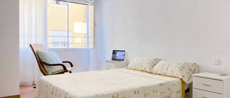 3 habitaciones, escritorio, wifi gratis y ropa de cama