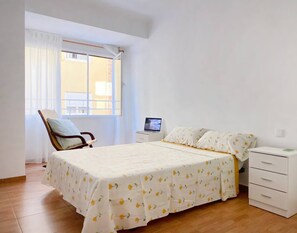 3 chambres, bureau, Wi-Fi gratuit, draps fournis