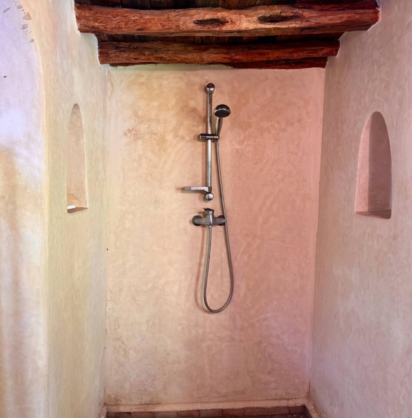Douche, sèche-cheveux, serviettes fournies, savon
