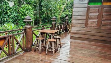 Standard Room, Shared Bathroom | Living area