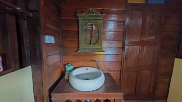 Standard Room, Shared Bathroom | Bathroom | Free toiletries, towels