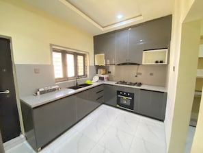 Refrigerador, microondas, horno y lavavajillas