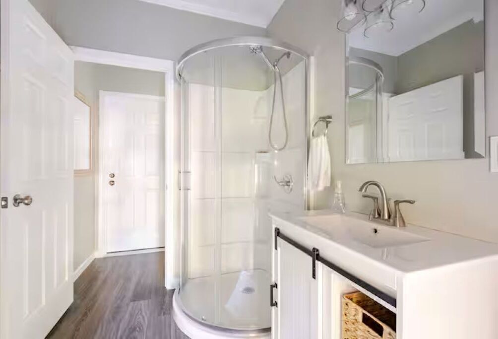 Douche, sèche-cheveux, serviettes fournies, savon