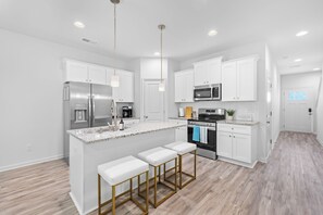 Fridge, microwave, oven, stovetop - Two brand-new, side by side, upscale townhomes offer the perfect blend of modern comfort and Southern hospitality, for larger groups visiting the queen city. (Charlotte)