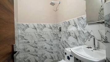 Shower, free toiletries