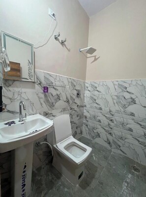 Deluxe Room | Bathroom | Shower, free toiletries - Shree Hari palace (Vrindavan)