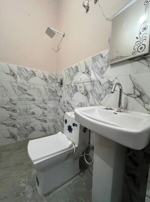 Regadera y amenidades de baño gratuitas 