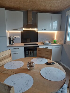 Four à micro-ondes, un four, surface de cuisson, lave-vaisselle