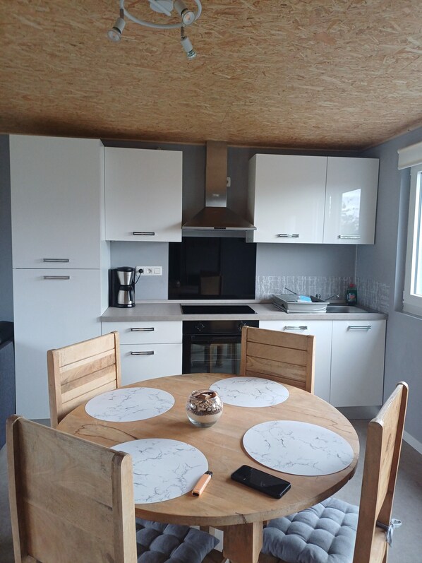 Micro-ondes, four, plaque de cuisson, lave-vaisselle