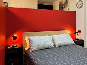 1 dormitori, planxa i posts de planxar, wifi i roba de llit