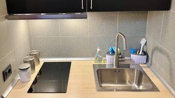 KĂŒhlschrank, Ofen, Wasserkocher mit Kaffee-/Teezubehör