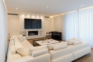 Télévision, cheminée