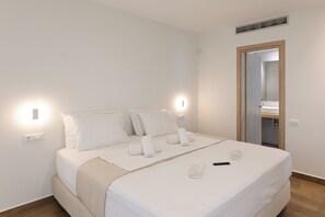4 bedrooms, iron/ironing board, Internet, bed sheets