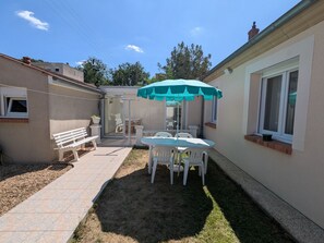 Outdoor dining - Cozy cottage in Villemandeur with garden near Montargis (Villemandeur)