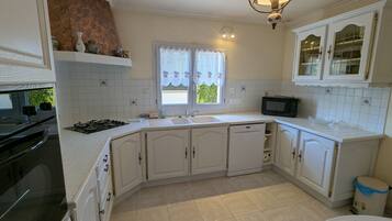 Een koelkast, een microgolfoven, een vaatwasser