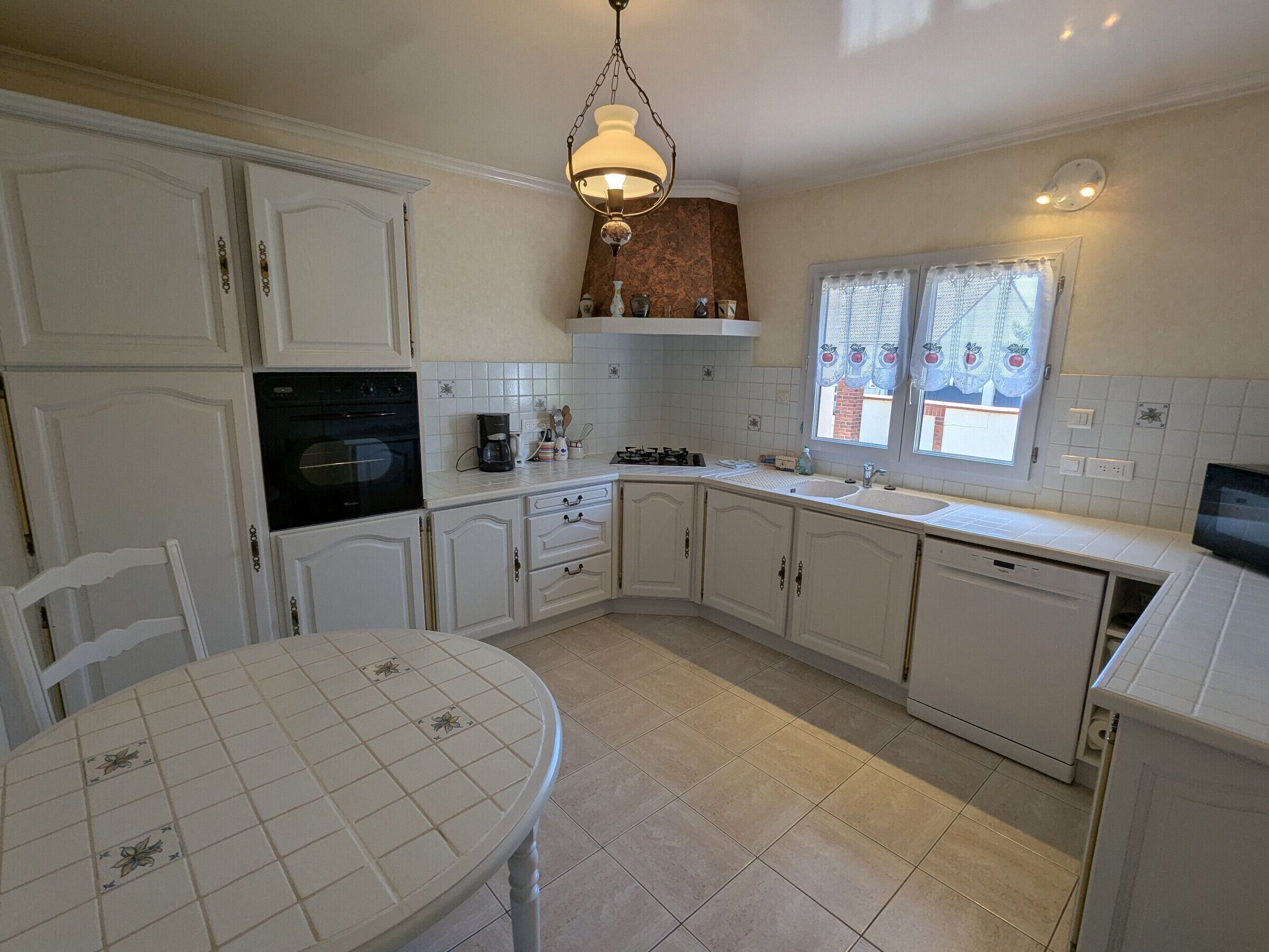 Een koelkast, een microgolfoven, een vaatwasser