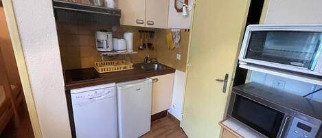 ثلاجة، غسالة أطباق، ماكينة لصنع القهوة/الشاي، محمصة خبز