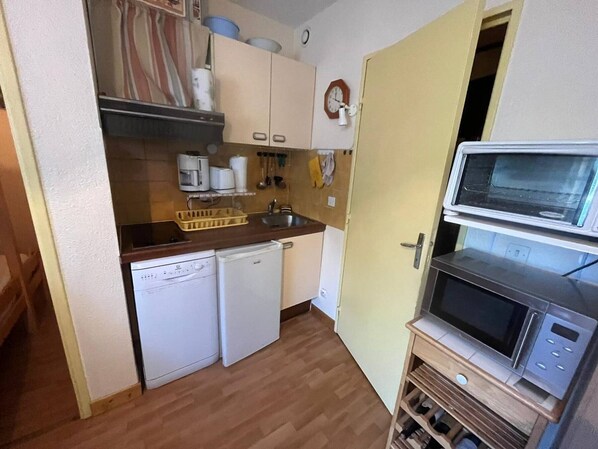 Fridge, dishwasher, coffee/tea maker, toaster