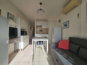 Unclassified image, 3 of 12, button