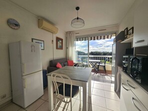 Unclassified image, 5 of 12, button