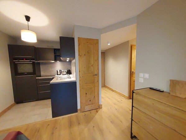 Fridge, microwave, dishwasher, coffee/tea maker