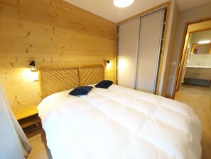 2 bedrooms, bed sheets