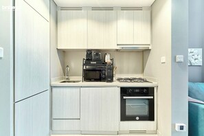 Réfrigérateur, micro-ondes, four, cafetière/bouilloire