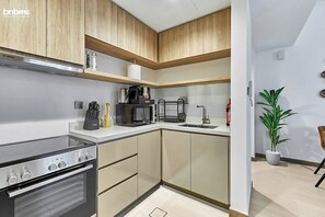 ثلاجة، ميكروويف، فرن، موقد طهي مسطح