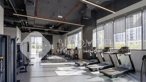 Ett gym med löpband, motionscyklar och styrketräningsmaskiner.
