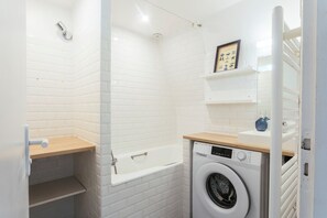 Haartrockner, Handtücher, Seife, Toilettenpapier
