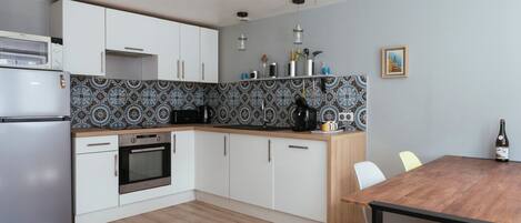 Fridge, microwave, oven, stovetop