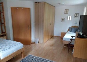 1 bedroom, iron/ironing board, travel cot, free WiFi