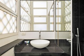 Dusche, Haartrockner, Handtücher