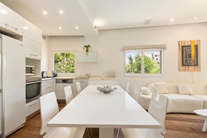 Kühlschrank, Mikrowelle, Ofen, Geschirrspüler