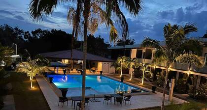 Tropical Poolside Apartment - WiFi Aircon Netflix