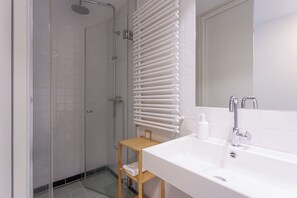 Kostenlose Toilettenartikel, Haartrockner, Handtücher, Seife
