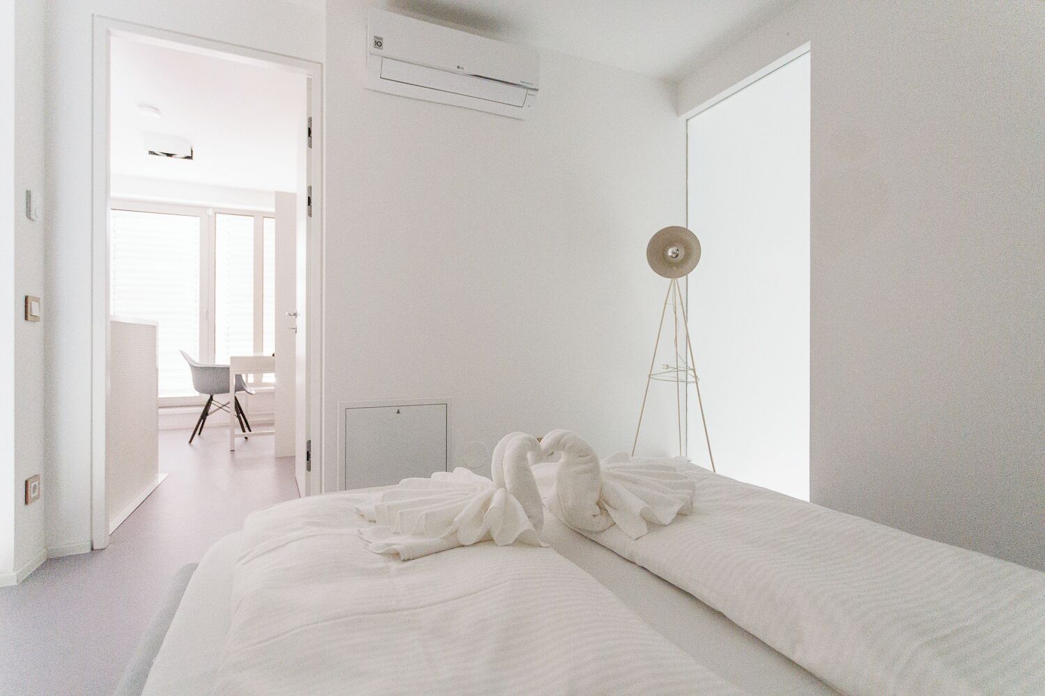 1 slaapkamer, een bureau, een strijkplank/strijkijzer, reisbedje