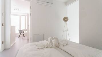 1 slaapkamer, een bureau, een strijkplank/strijkijzer, reisbedje