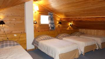 4 bedrooms, iron/ironing board, WiFi, bed sheets