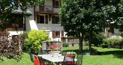 Duplex in village house close to slopes and shops (10 pers)