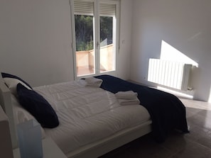 Iron/ironing board, WiFi, bed sheets