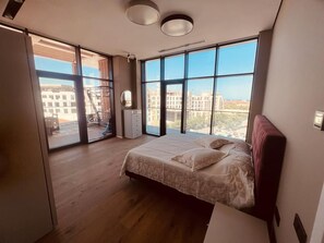 2 slaapkamers, een strijkplank/strijkijzer, internet