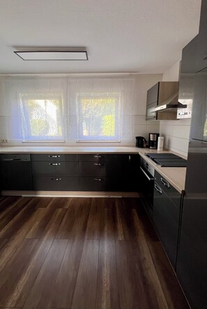 Frigorífico, microondas, horno y placa de cocina