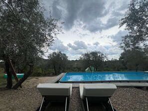 Alberca al aire libre por temporada y sombrillas en la alberca 