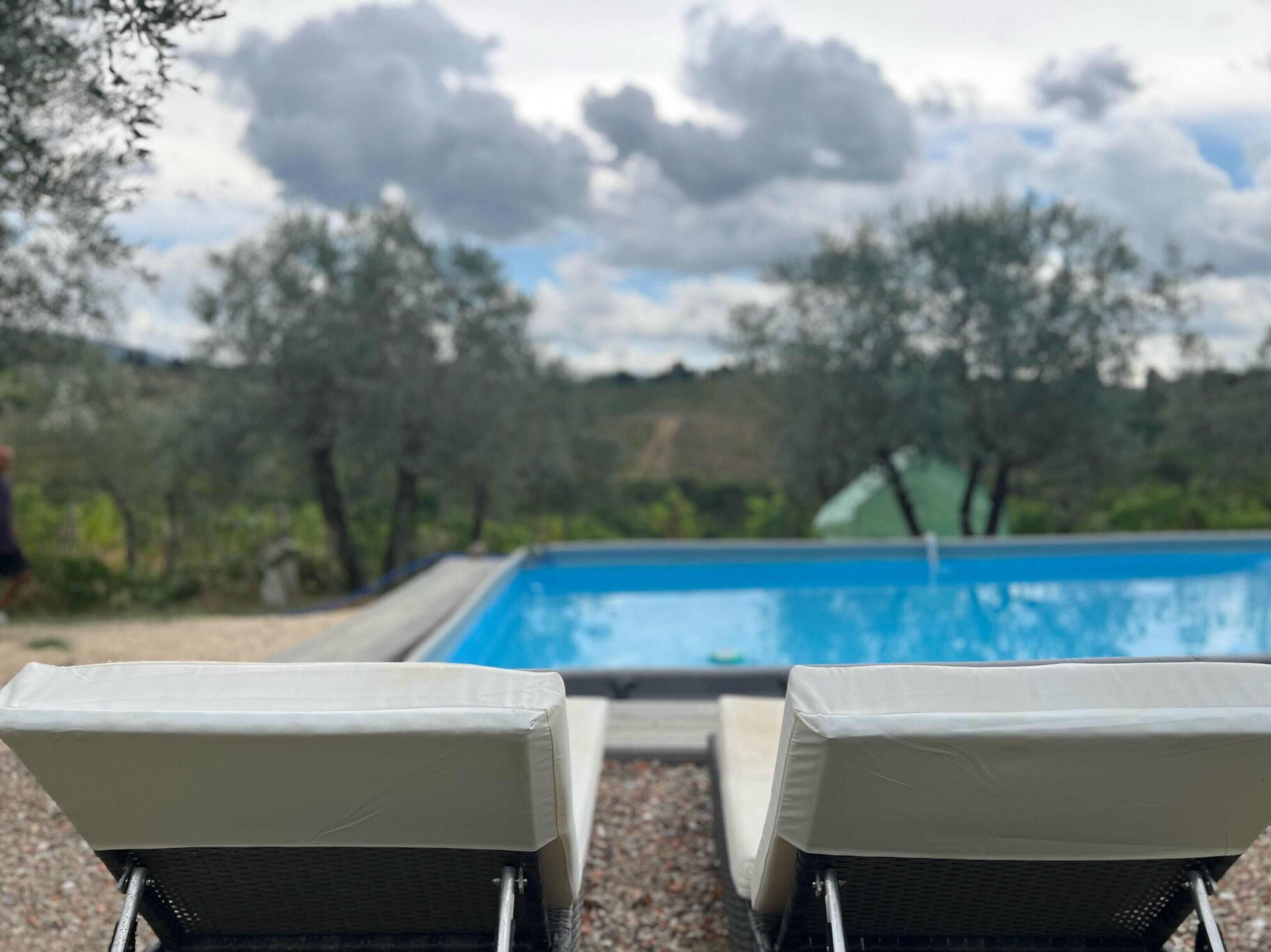 Außenpool (je nach Saison geöffnet), Sonnenschirme, Liegestühle