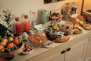 Free daily buffet breakfast - Agriturismo Montemagni di Sopra (Greve in Chianti)