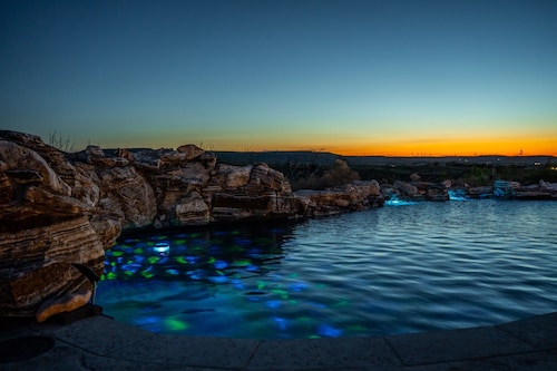 Oasis Pool- Schoolie | Heated Pool and Hot Tub!