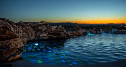 Oasis Pool- Schoolie | Heated Pool and Hot Tub!