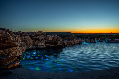 Oasis Pool- Schoolie | Heated Pool and Hot Tub!